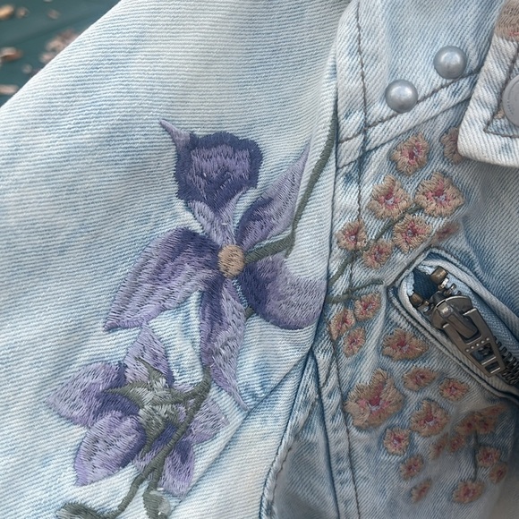 BLANKNYC M Denim Jean Jacket Floral Embroidered with Silver Studs - Picture 9 of 9